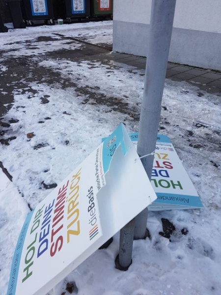 Datei:DieBasis zerstörte Wahlplakate.jpg